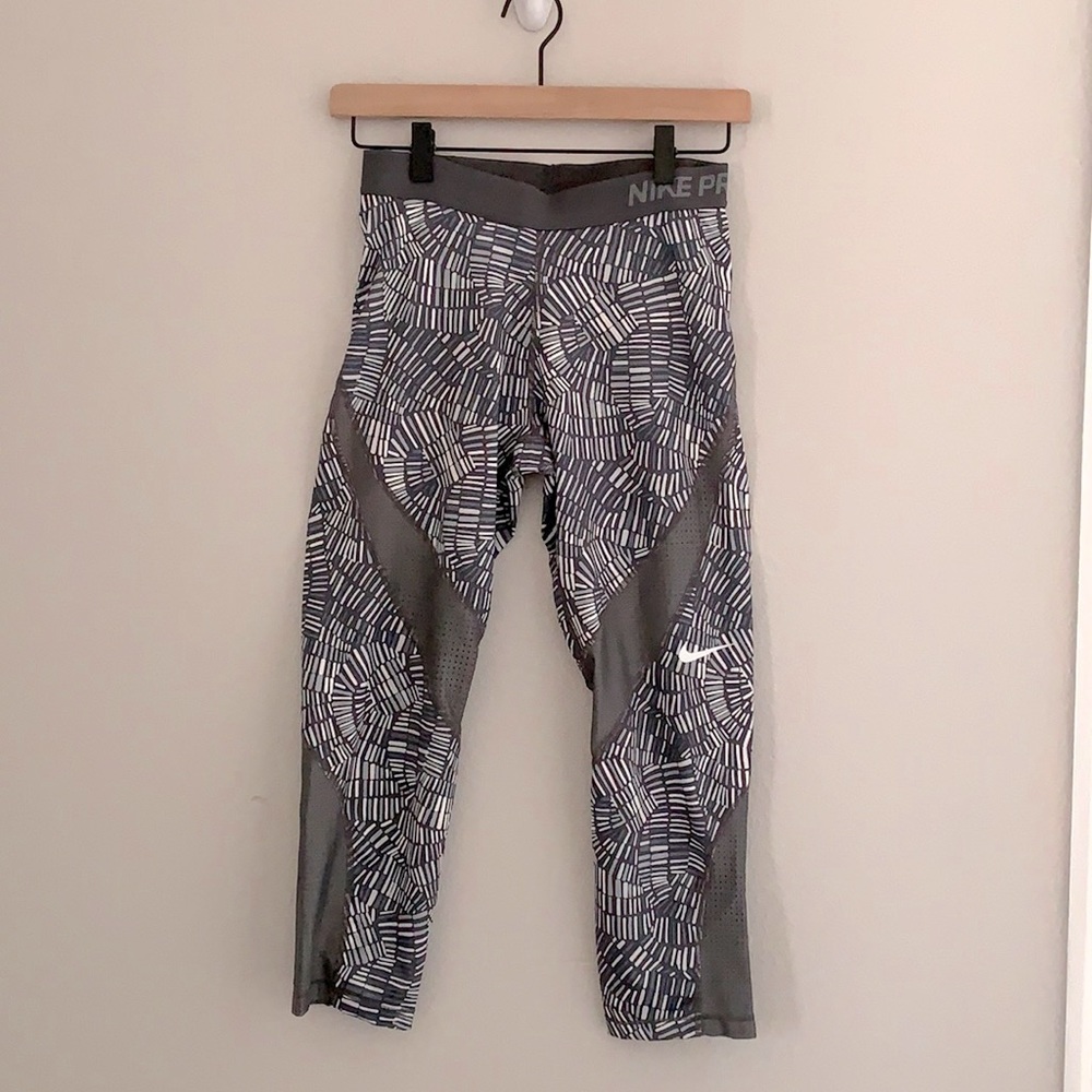 Nike Pro 3/4 Leggings | Size Medium | Color Gray & White